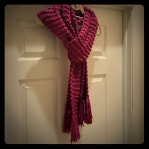 Raspberry knit scarf
